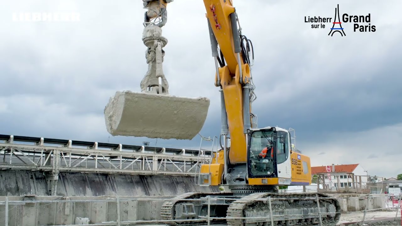 Liebherr - The crawler excavator R 956 with clamshell bucket