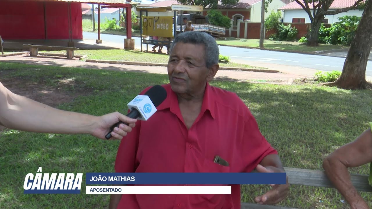 Pacientes pedem banheiro na praça em frente ao AME de Assis