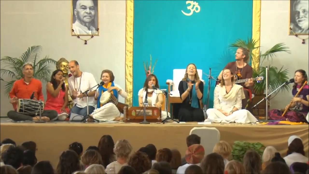 Mooji sangha - Om arunachala om - interprété par Omkara