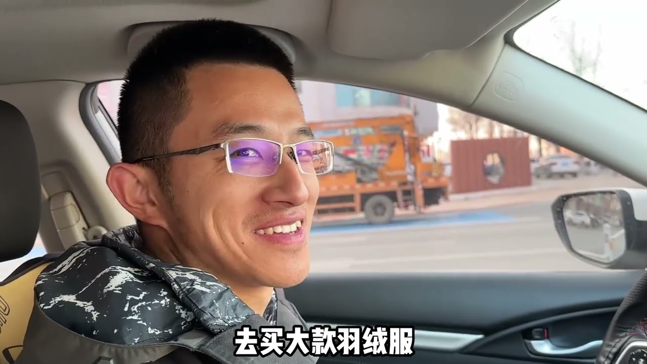 小伙舍不得买新衣服，媳妇拉着他直奔商场，最后买了满满一车 #新衣服最好看 #夫妻日常  #小熊分体鸳鸯电火锅