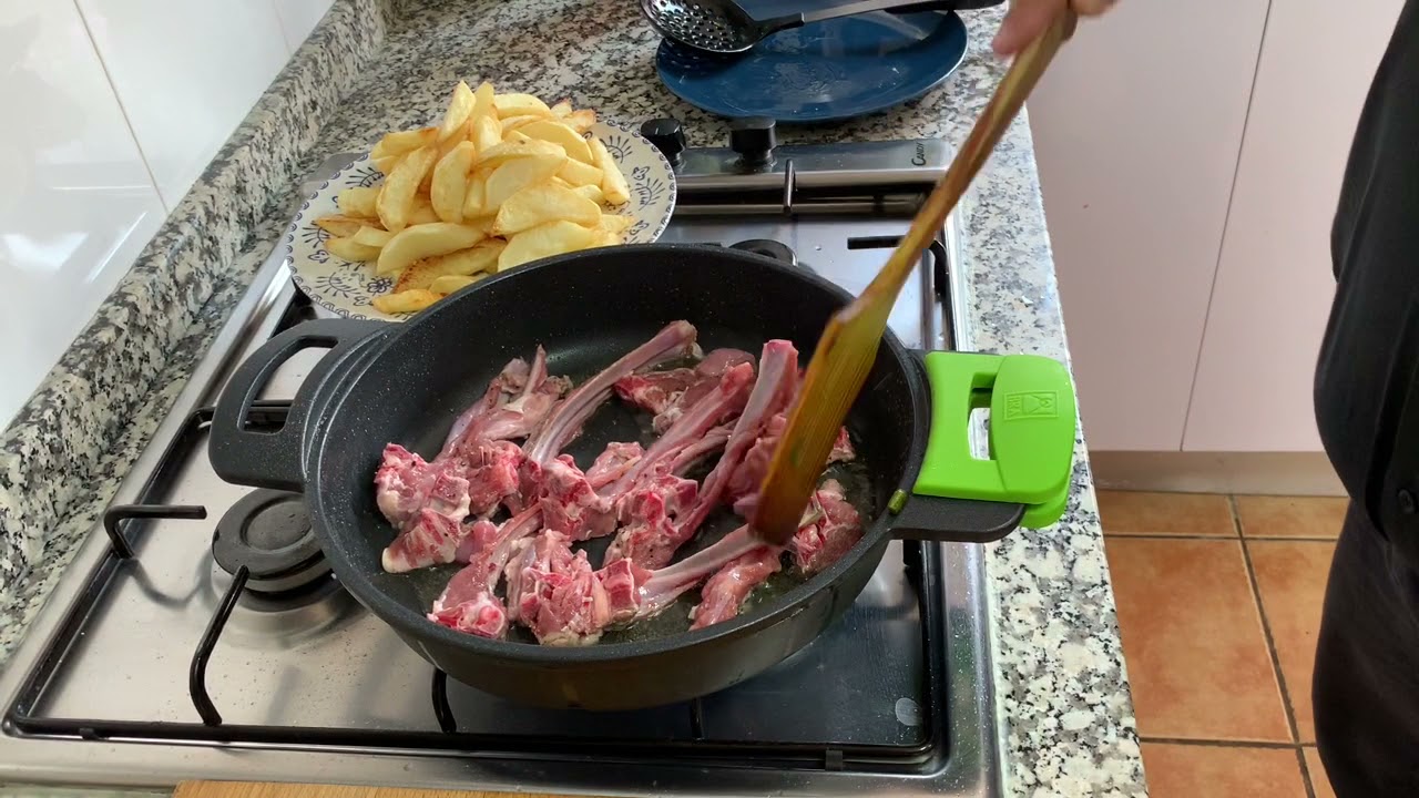 Chuletillas de cabrito fritas con ajos tiernos y papas
