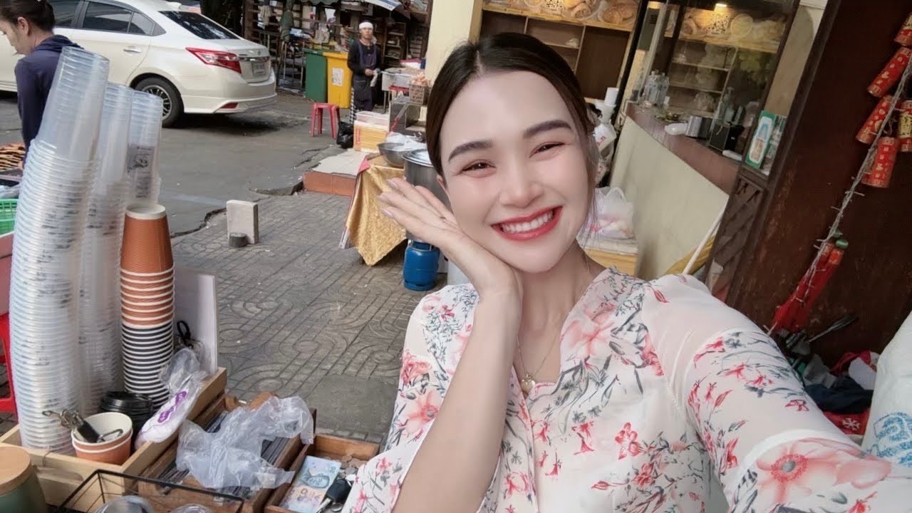 LIVE Street Café - Welcome Family 🤗 Ploysai Coffee Lady in Bangkok Thailand - Thai Street Food