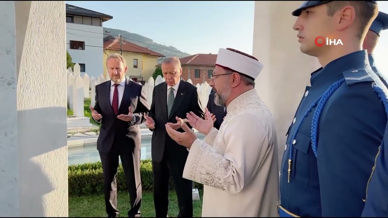 Cumhurbaşkanı Erdoğan, Bosna Hersek’in Merhum Lideri Aliya İzzetbegoviç’in Kabrini Ziyaret Etti