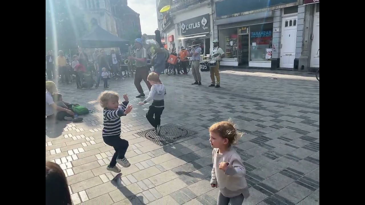 Maison du Peuple band and dancing kids in Brussels May 6, 2022