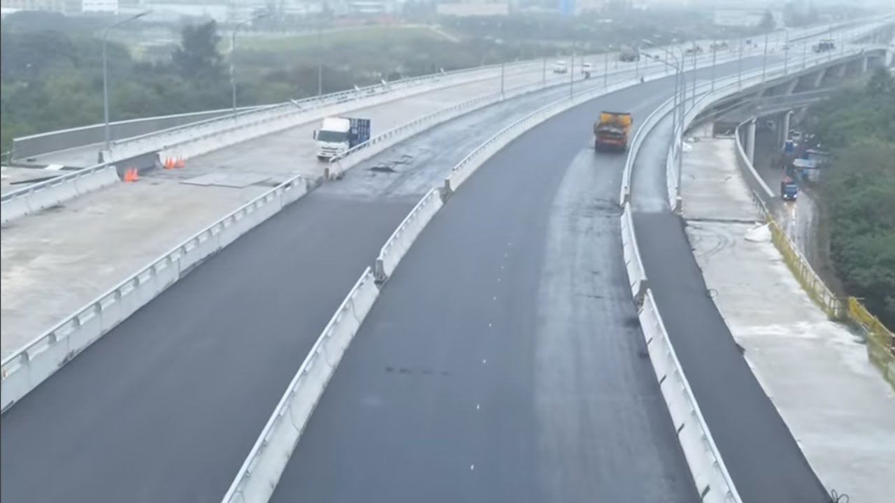 2026.01.31  淡江大橋 八里端 西側南下車道瀝青鋪設後概況 自行車道金屬護欄 施工概況近距觀察 空拍 LIVE 直播