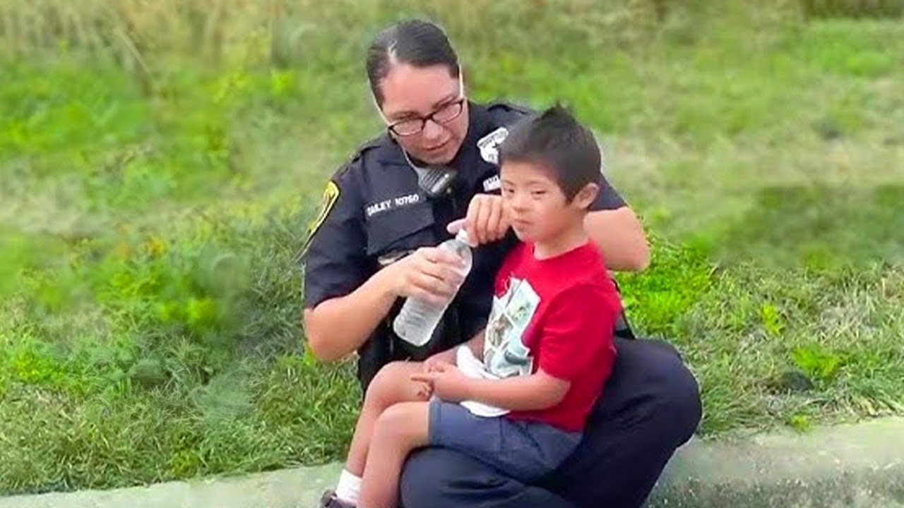 35 Random Acts of Kindness That Will Make You Cry! 😭 Best 2023