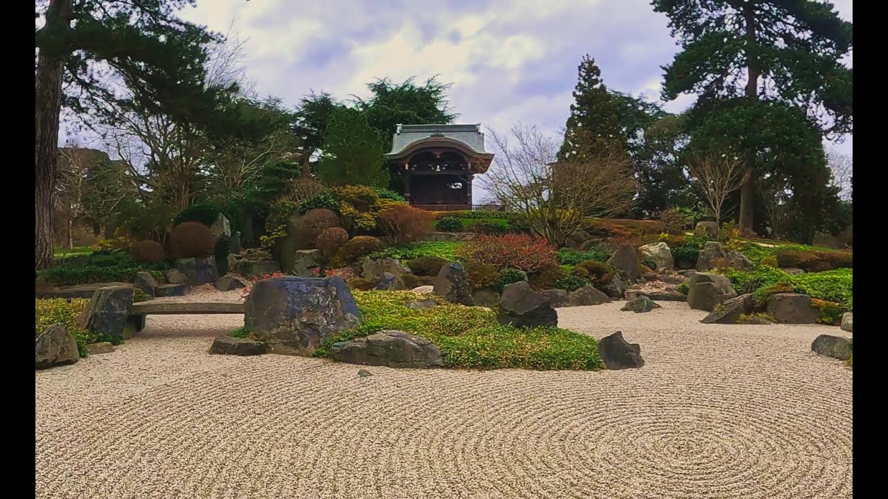 Exploring Kew Gardens. The World's largest Botanical Garden.
