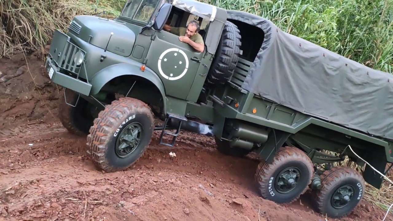 Mercedes Benz LG1519 6x6 militarizado pela ENGESA em teste de tração no novo barranco da COTRAMS.