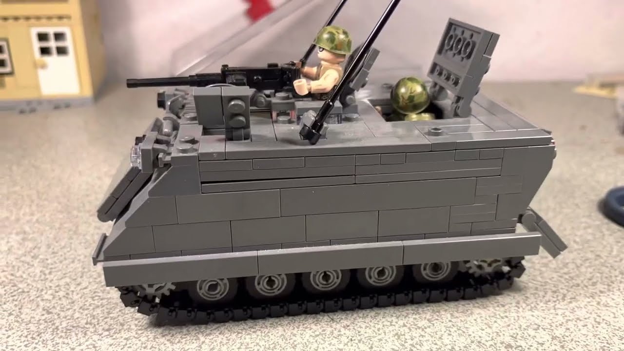 Brickmania m113 ACAV kit + crew pack review