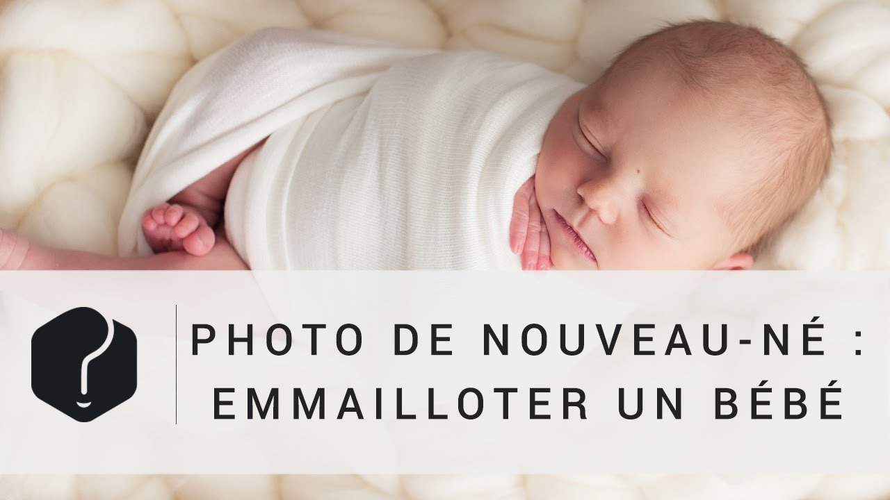 Photographie de nouveau-né : emmailloter un bébé