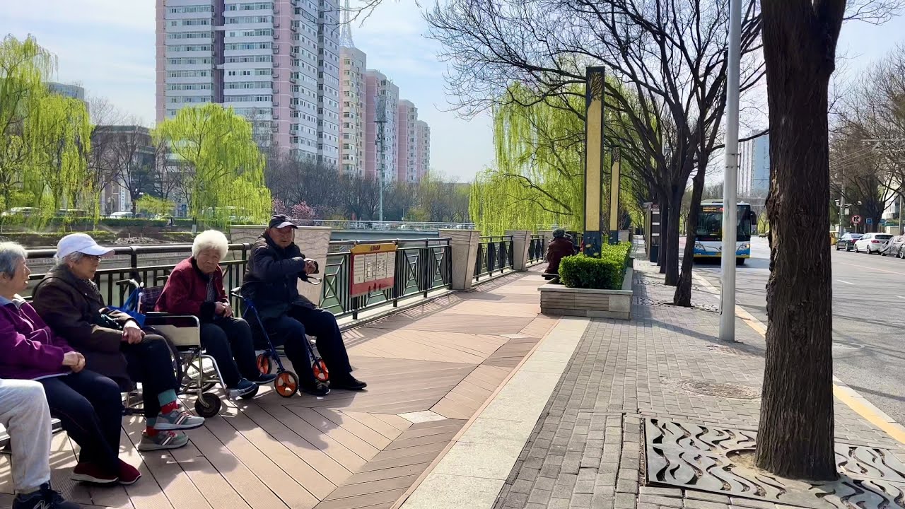 Beijing Walking, From Baiyun Bridge to Muxidi, the most people I see are the elderly/白云桥到木樨地，见最多的是老人