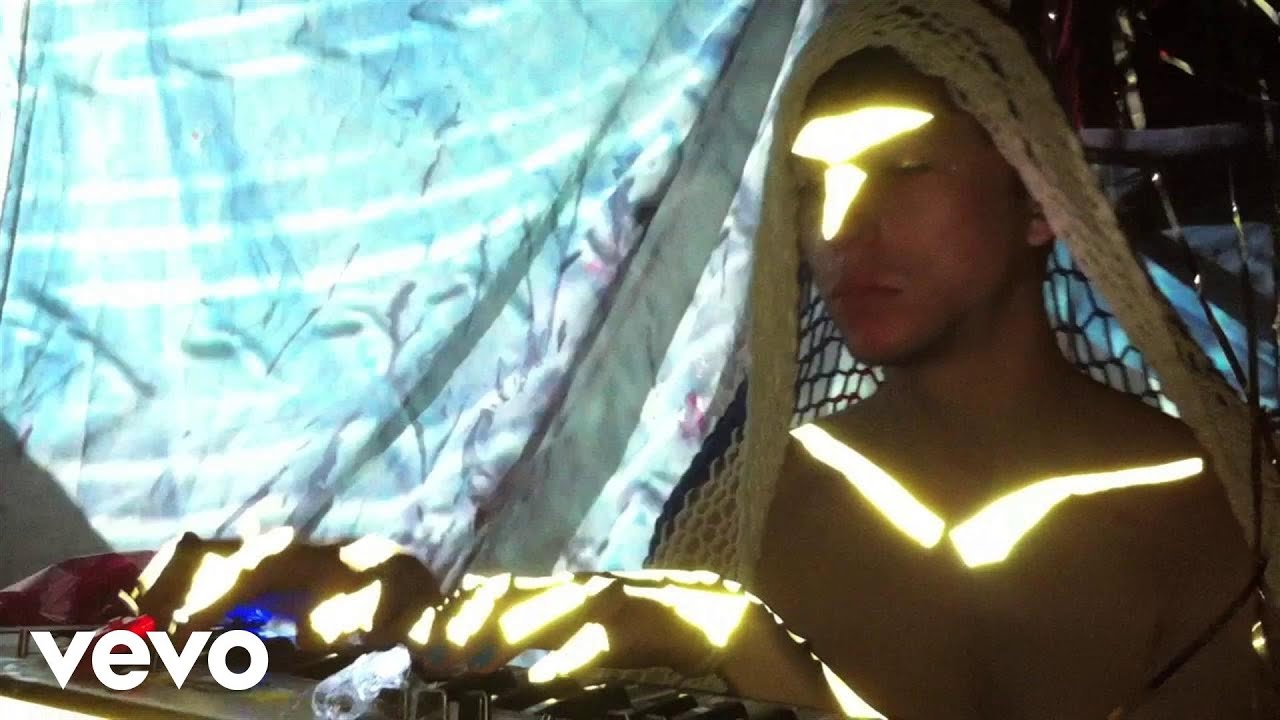 Austra - Painful Like (Alien TV Performance)