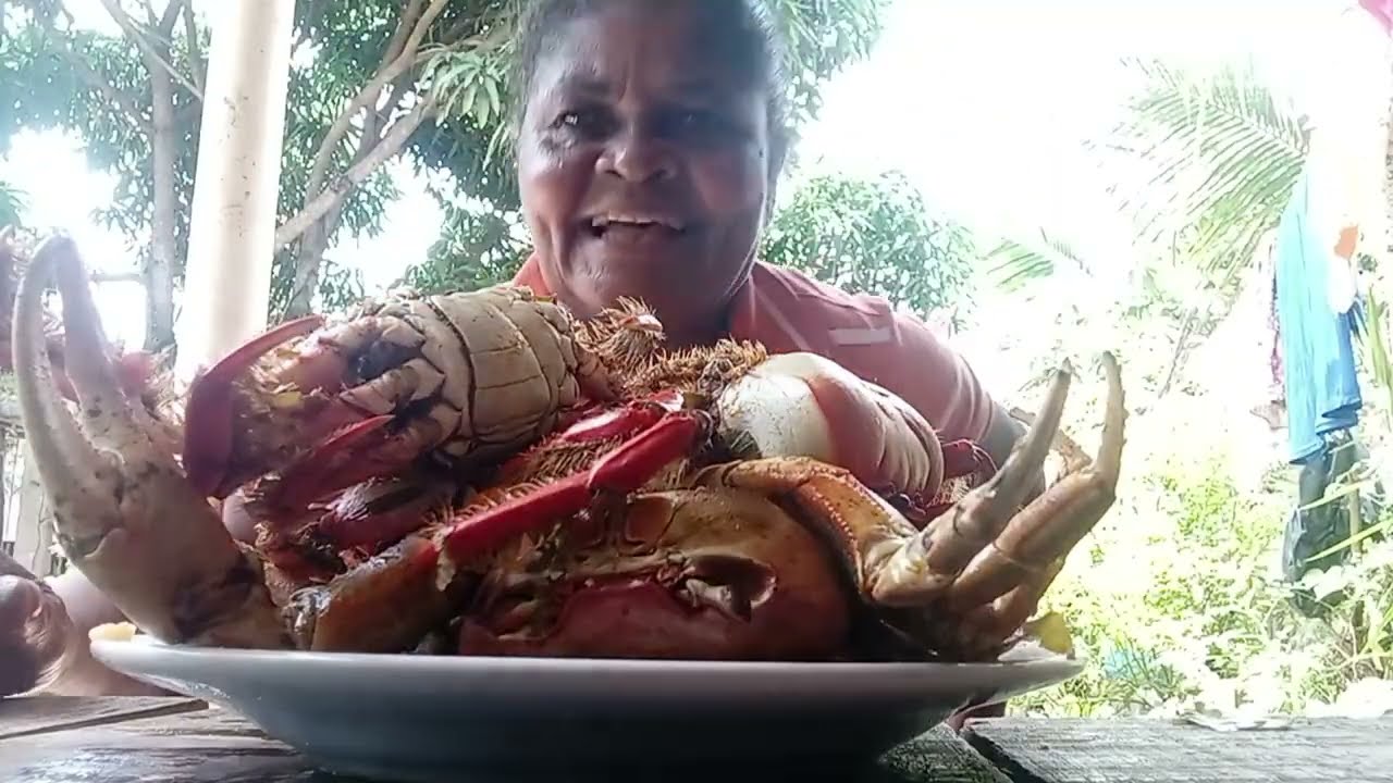 COMENDO PIRAO COM CARANGUEJO 