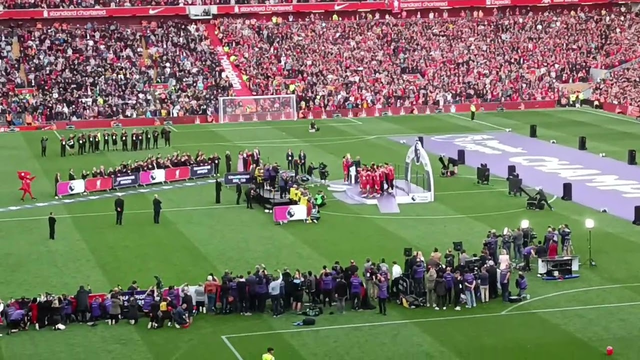 The moment Virgil van Dijk lifts the trophy 🏆😍