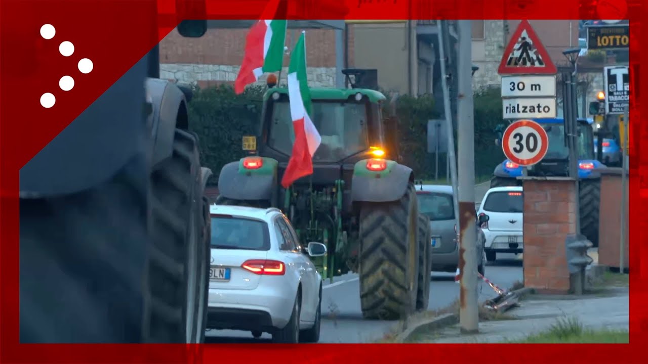 Trattori in marcia verso Roma, la partenza dei mezzi degli agricoltori dalla Valdichiana