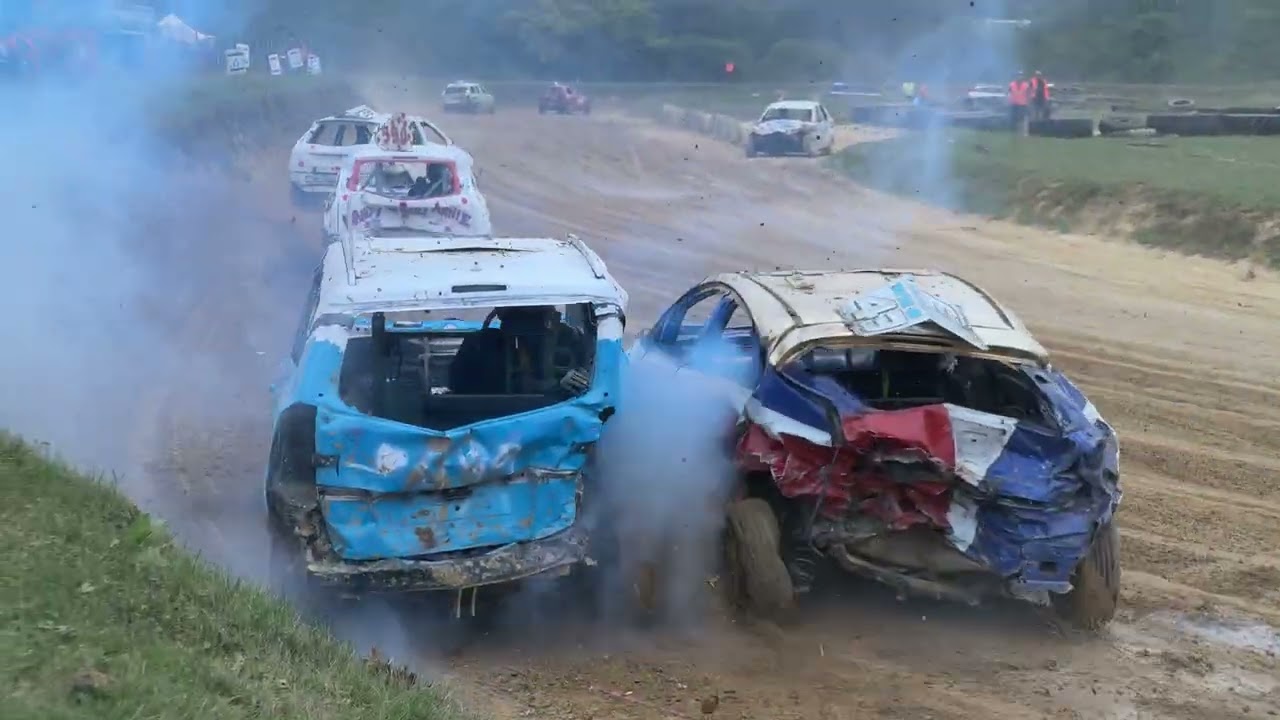 Bangers team final into DD Smallfields raceway 27/7/25