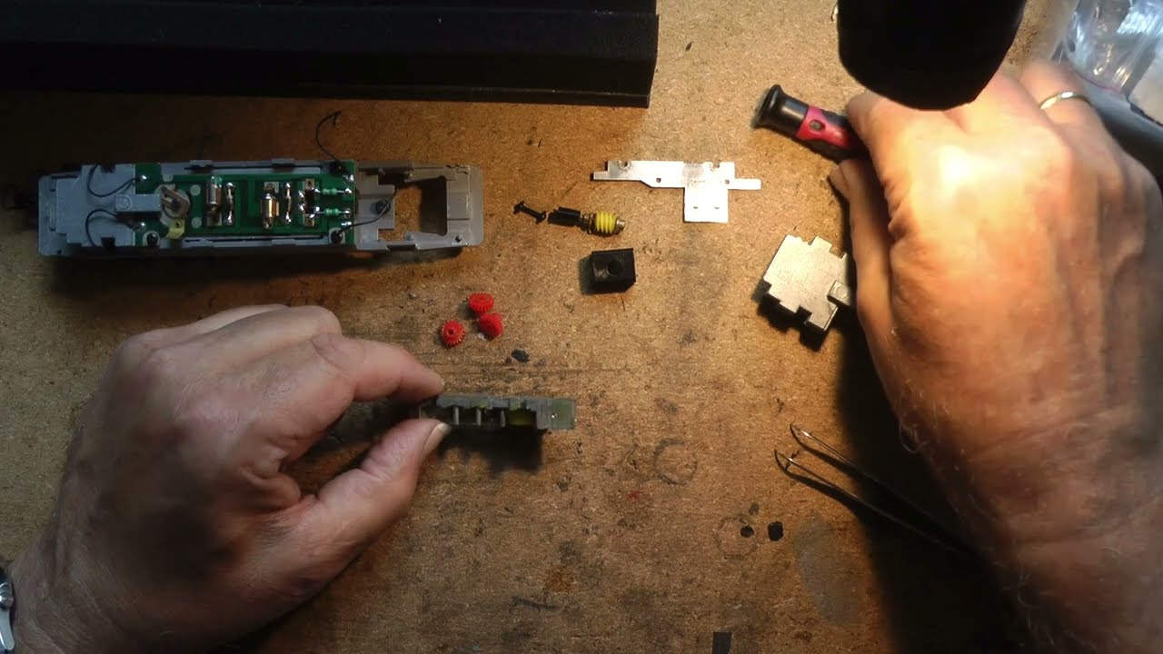 Wolfgangs Märklin Modellbahn Roco ÖBB 1044 bekommt Leds und Schleifer