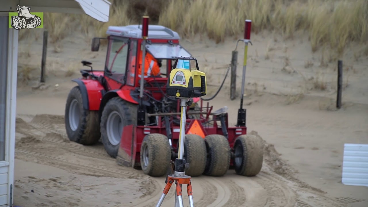 Antonio Carraro SX 7800S met de kilverbak op het Noordzeestrand