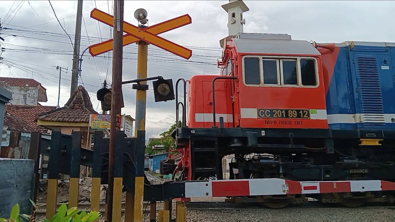 2 Kereta Api Lokomotif RnB | 2 Perlintasan Kereta Api Petak Malang - Malang Kota Lama Sore Hari