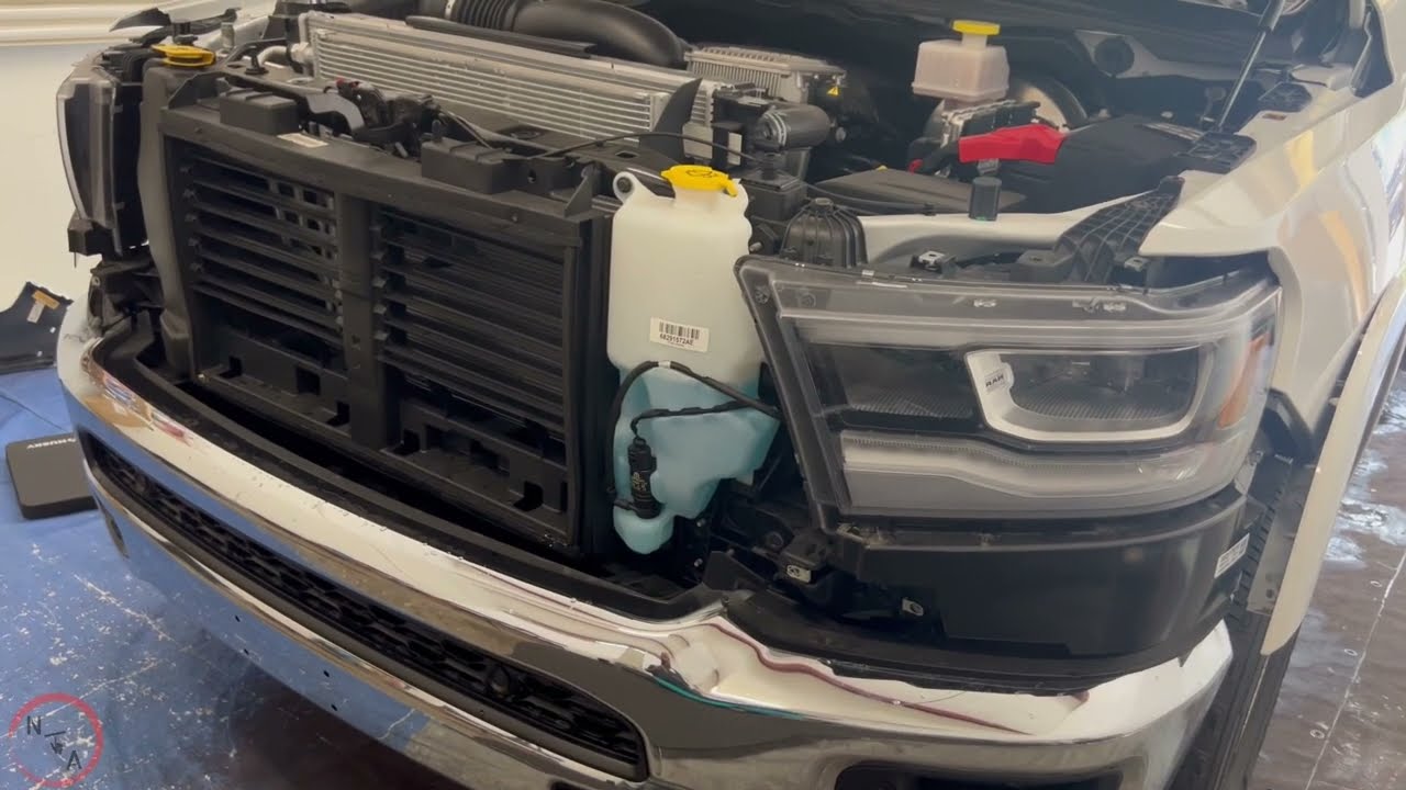 Как снять переднюю решетку радиатора на грузовике Dodge Ram 2019-2022 годов выпуска