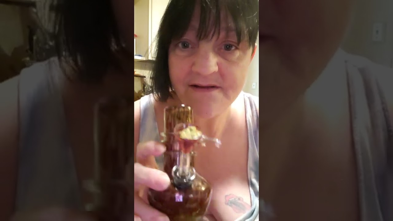 Bong Chug Challenge - whose bong is cleanest? bong chug