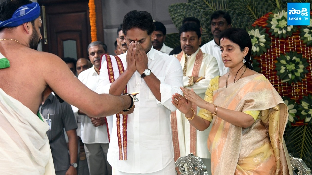 YS Jagan And Bharathi Participated In Ugadi Celebration |‪@SakshiTV