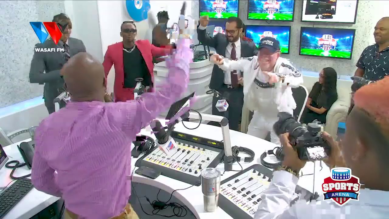 TAZAMA DIAMOND PLATNUMZ ALIVYOICHEZA NGOMA YA SIMBA NA MO DEWJI STUDIO ZA WASAFI FM
