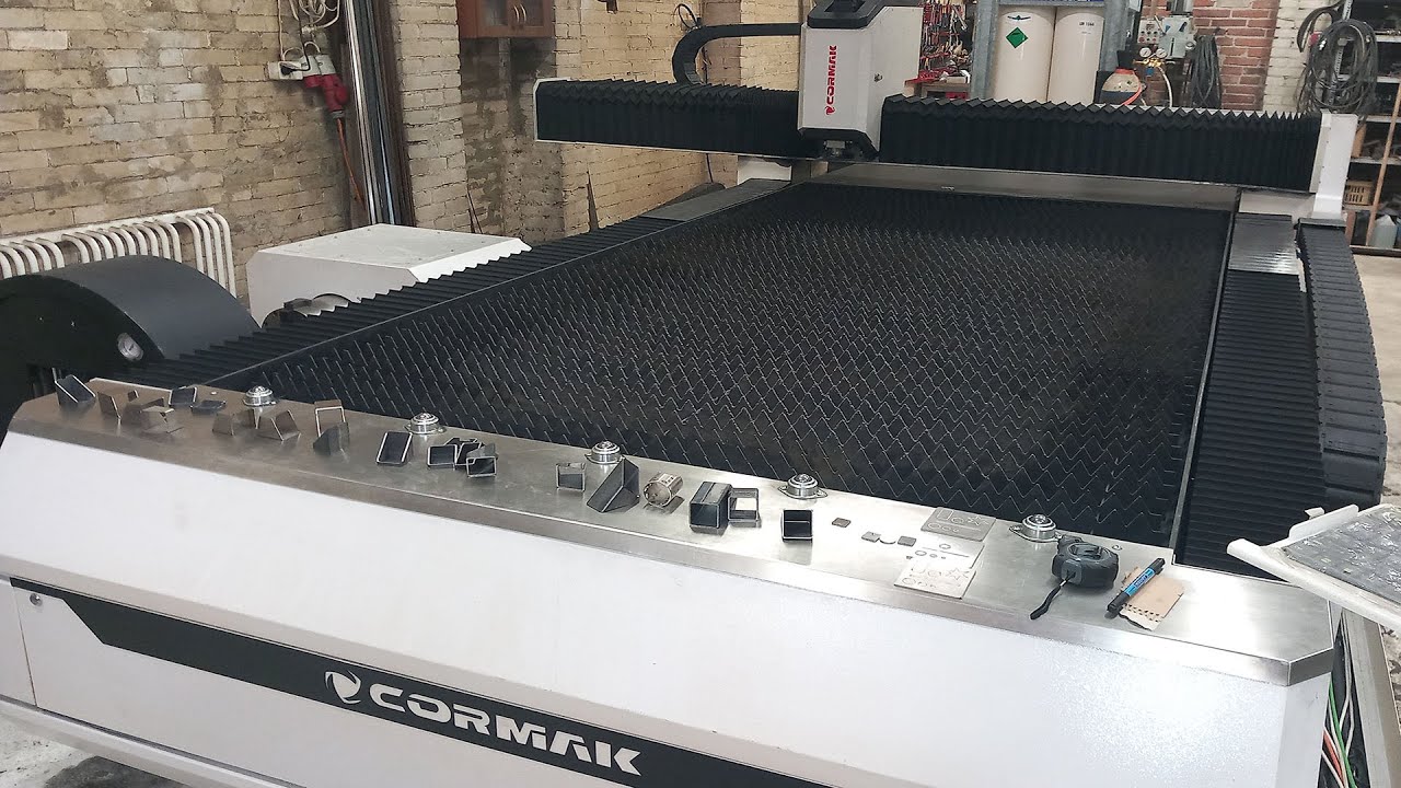 Laser z CORMAKA do blach, rur okrągłych, prostokątnych Laser światłowodowy 2000W z tubą profili