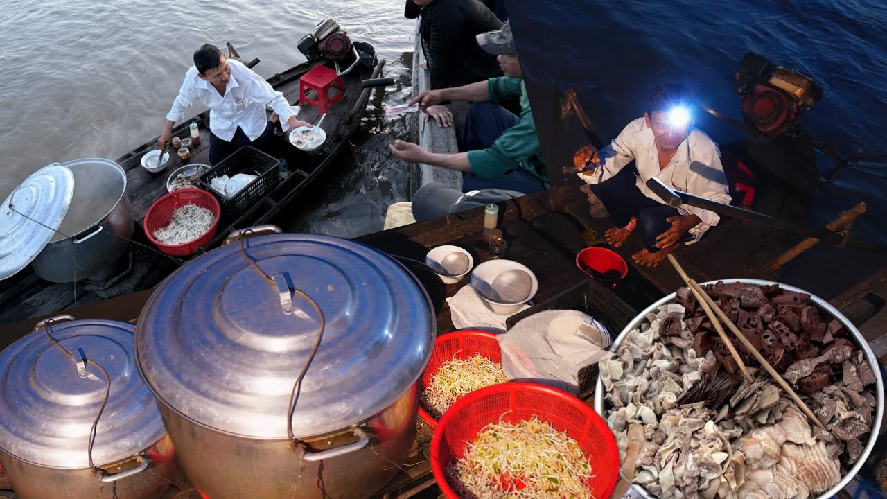 Đội đèn chèo ghe bán cháo lòng giữa sông, nơm nớp lo sợ ôm giữ nồi cháo