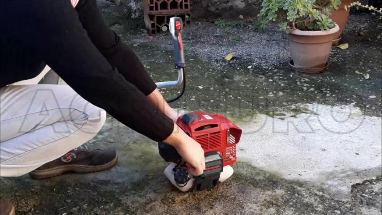 Desbrozadora profesional con motor Kawasaki TJ 45 E M con manillar doble
