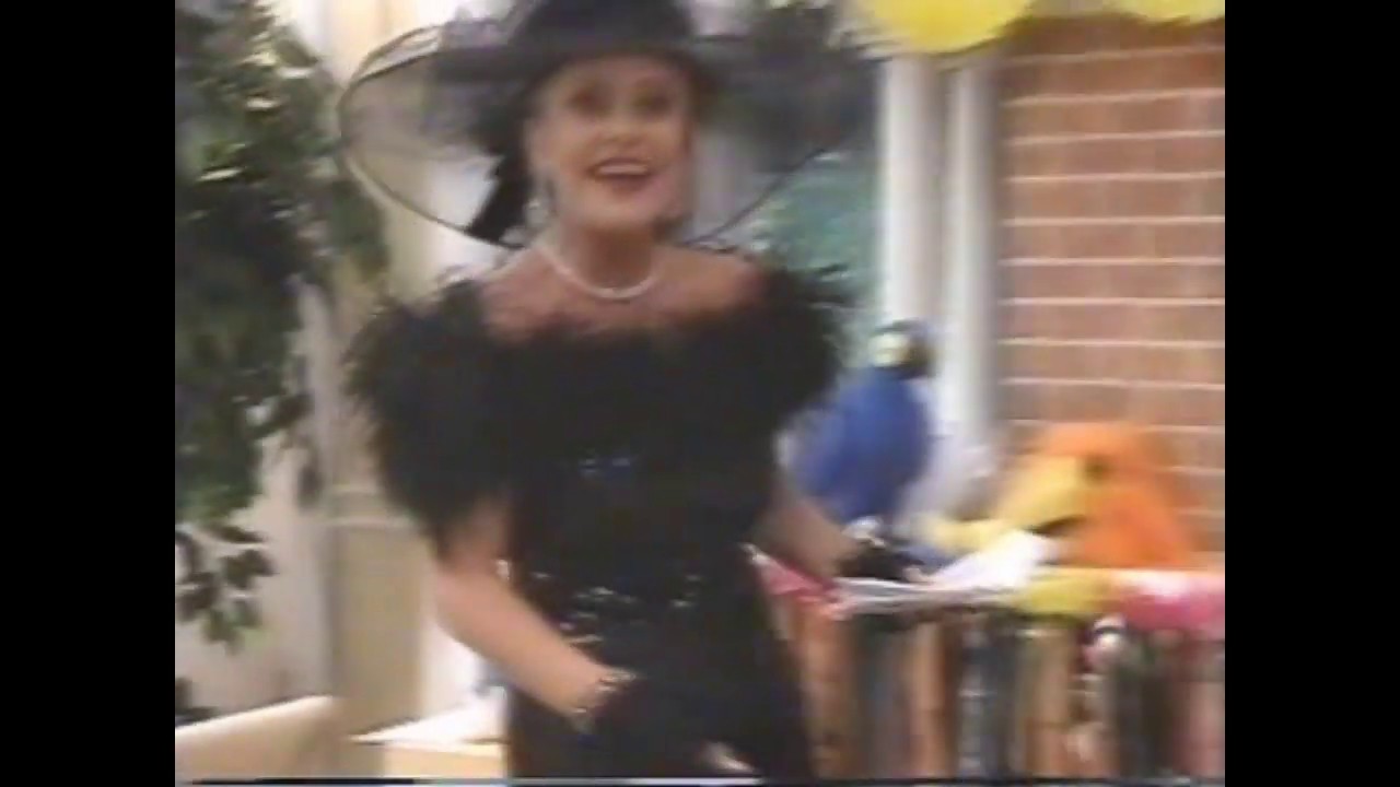 Note e Anote Ana Maria Braga vestida de Viúva Negra pegadinha com o Louro José - Carnaval 1999