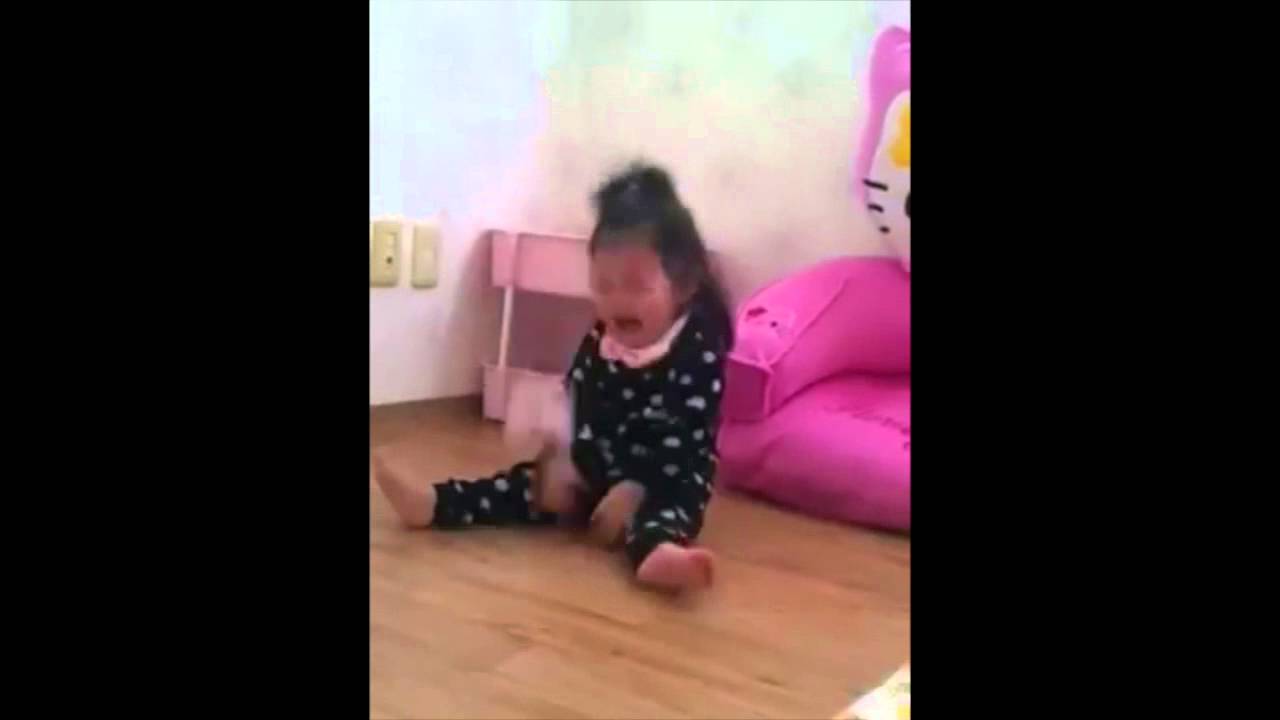 Baby Yebin And Her Socks 예빈이 양말이 잘못했네