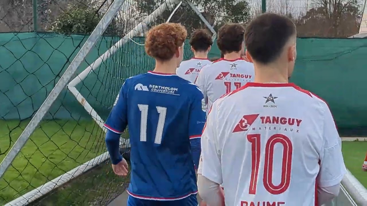 L'entrée des joueurs de l'US Concarneau B et du Stade Plabennécois sur le terrain