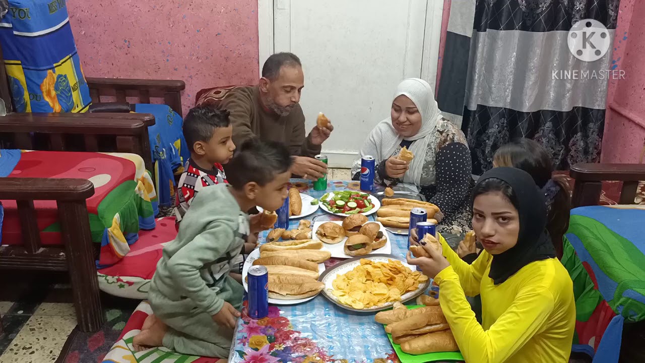 اكبر تحدي مع يوميات عائله ام توتا 50 سندوتش (سجق او شاورما وهم برجر) والعقاب جبار