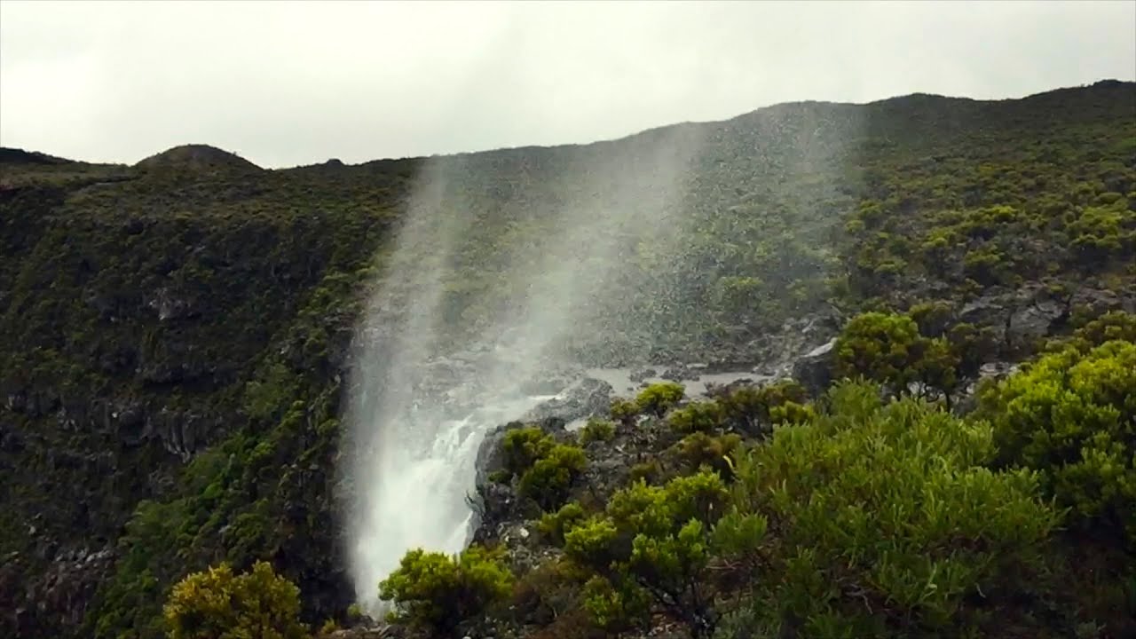 Une Cascade &agrave; l'envers d&eacute;fie les lois de la Gravit&eacute; gr&acirc;ce au vent - &icirc;le de la R&eacute;union