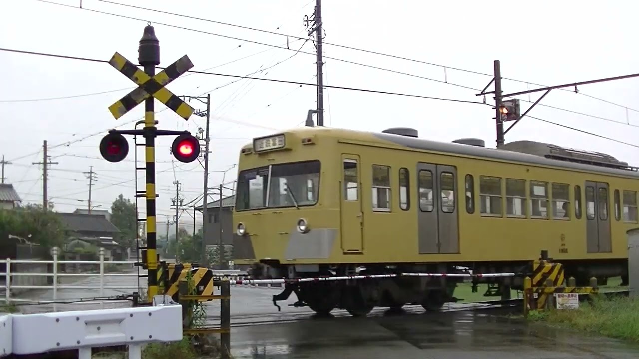 【踏切風景】（連続列車交換）三岐鉄道（下り）近鉄富田発 西藤原行 １０１形２輌編成 列車番号３７レ ＆（上り）西藤原発 近鉄富田行 ８０１系３輌編成 列車番号３８レ 大矢知５号踏切（大矢知～平津）