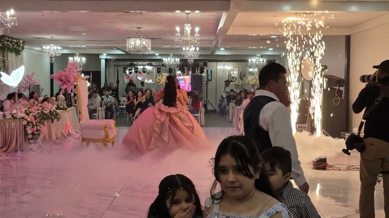 EL PADRE Y LA MADRE BAILANDO CON LA QUINCIAÑERA  EN LA USA.