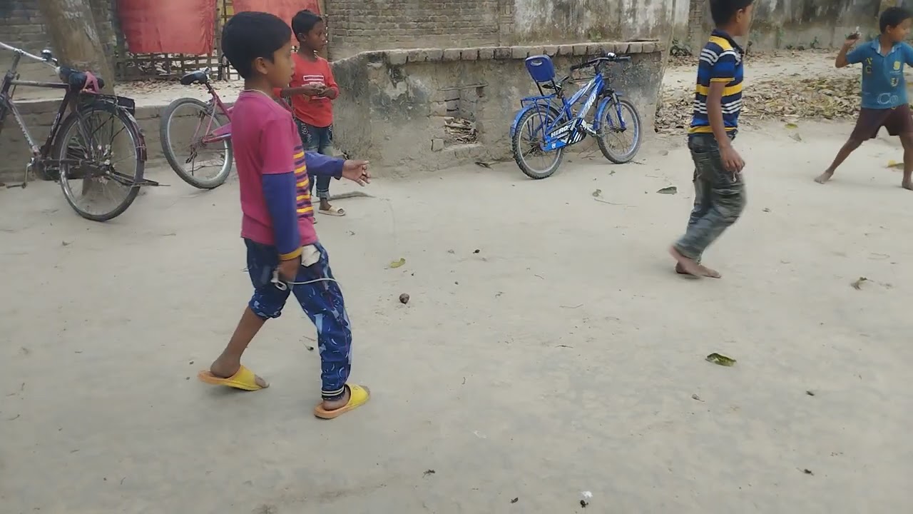গ্রাম বাংলার ঐতিহ্যবাহী লাটুম খেলা। ছোটবেলায় আমরাও কিন্তু খেলতাম। এখন আস্তে আস্তে এই খেলাটি বিলীন