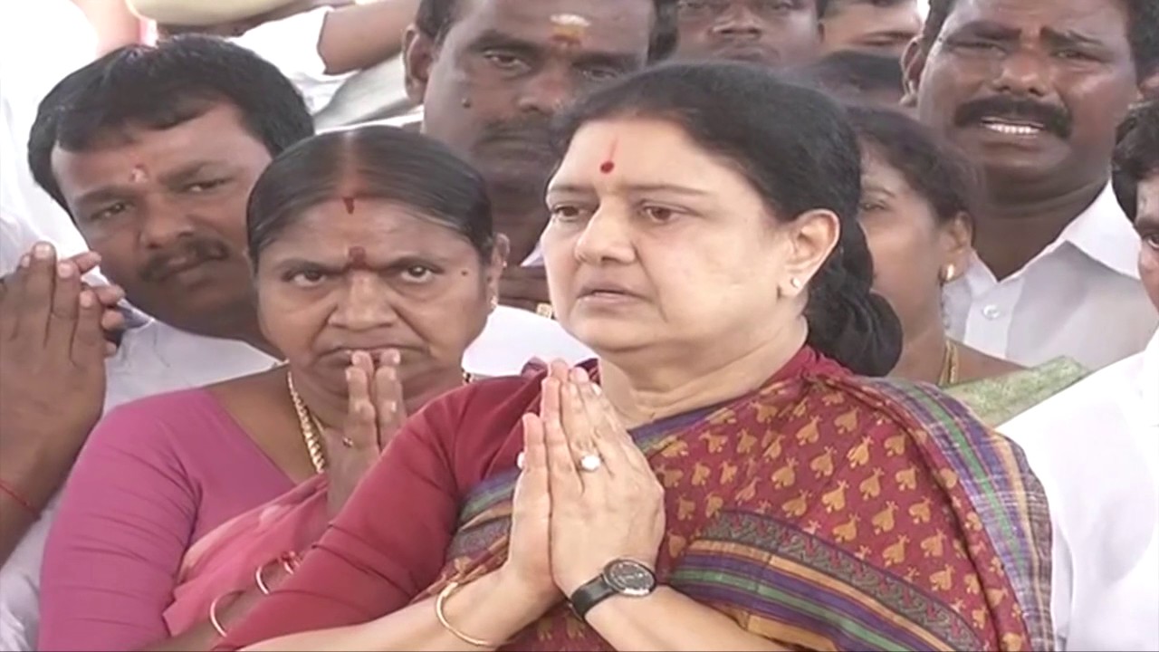 VK Sasikala Take Oath at Jayalalithaa Memorial in Marina | Its Drama