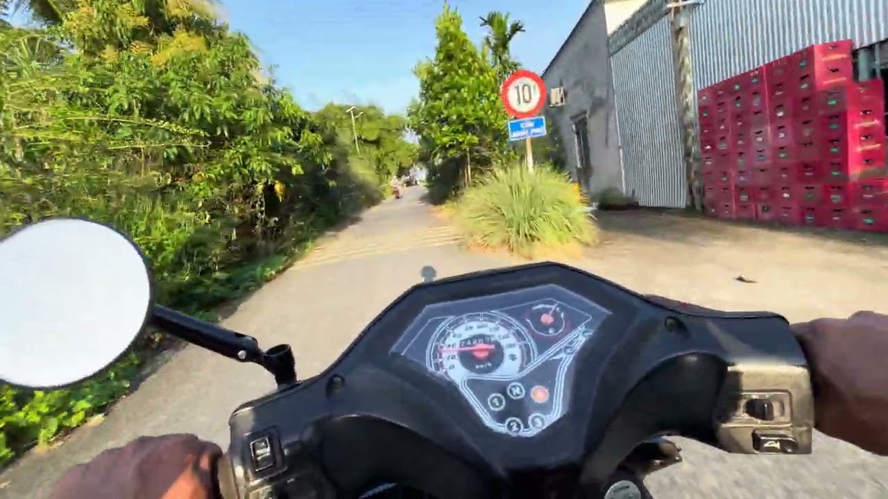 バイクに乗って村の道で生活を楽しむ