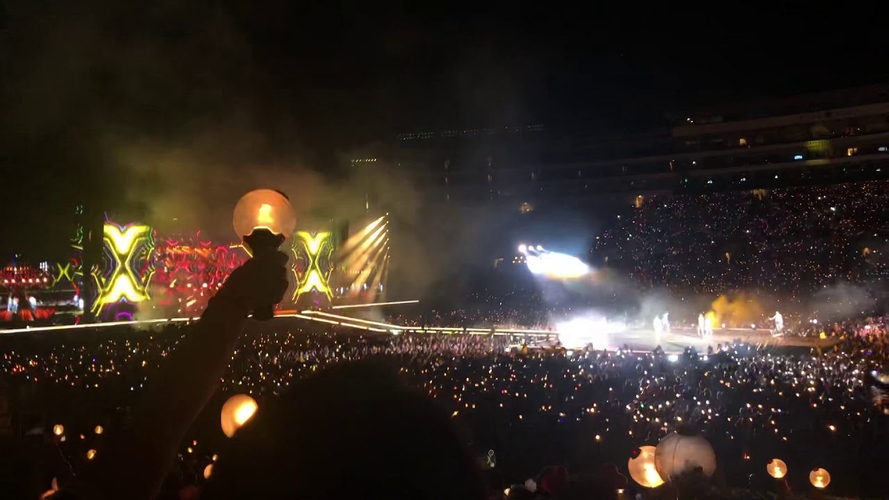 BTS - MEDLEY (DOPE, BAEPSAE, FIRE) AND IDOL LIVE AT ROSE BOWL DAY 1