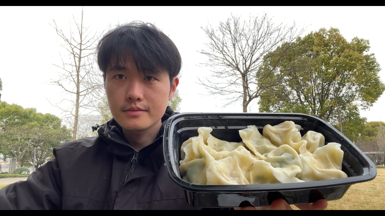 理发后，在公园草坪旁边吃一份饺子（Having dumplings in the park after a haircut）