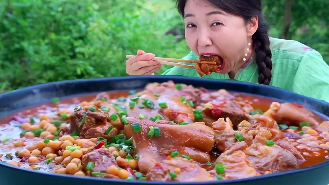小雨今天吃了黄豆炖猪蹄，又香又糯，卤汁拌饭简直是一绝！【市民朱小雨】