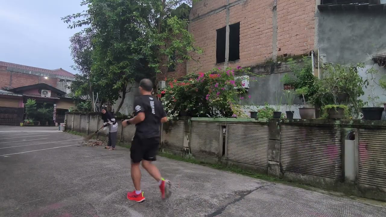 Bersih-bersih halaman rumah Pamulang 12 April 2025
