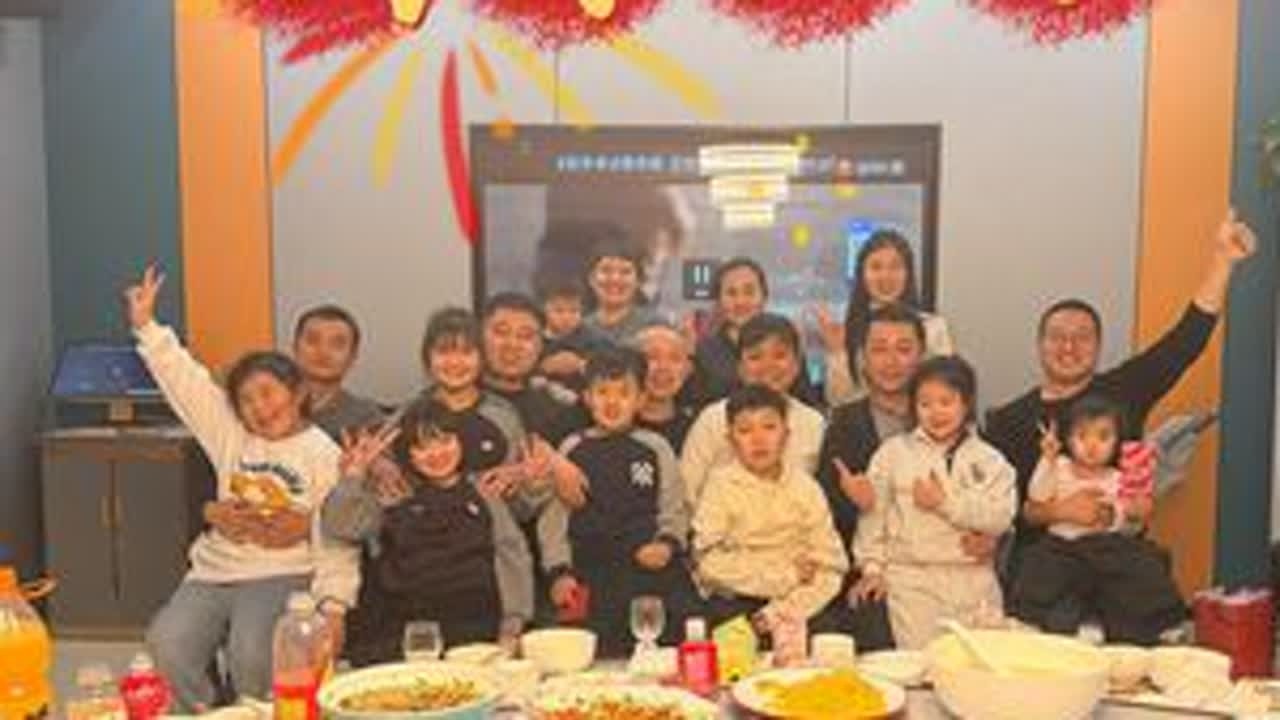 兄弟们一年两次的聚餐，之前都是在家吃。前些年住小院时，家里地方小，桌子不够大，就拿小桌凑，凳子不够坐，就坐啤酒箱子。后来拆迁上楼，客厅、餐厅、阳台，男士一桌，女士一桌，小孩一桌的坐。就这，都愿在...