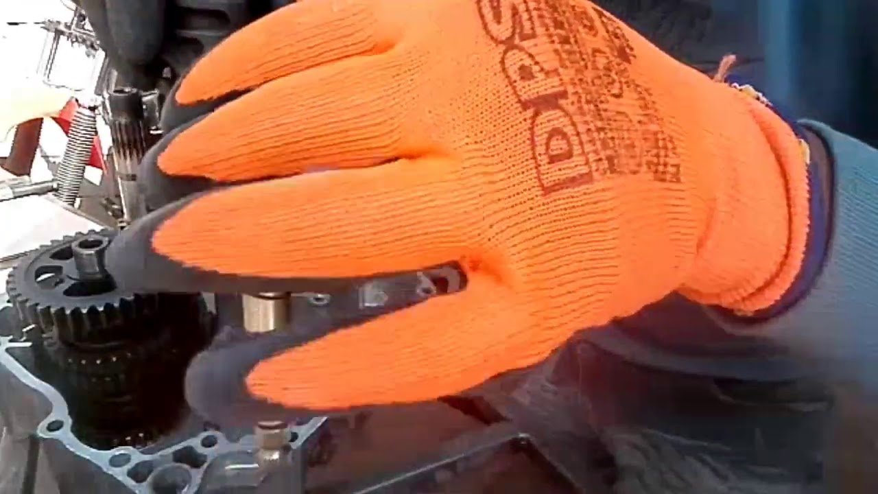 Armado de motor tornado,Twitter cambio de reten de piñón, eje de cambio y cigüeñal parte1.