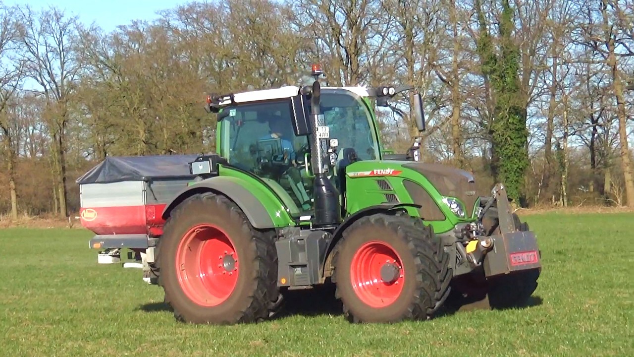 Klein Rot spreading fertilizer