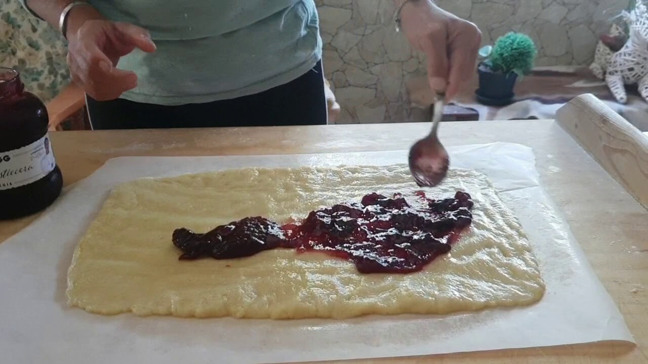 Rotolo di pasta frolla con marmellata