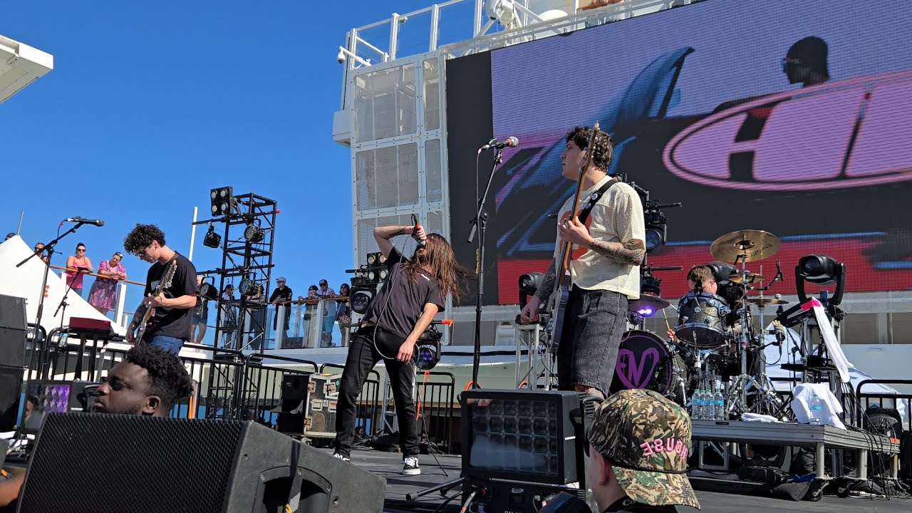 Hot Mulligan TSABMWIS (Without Fog and shitty light show) 👀 On A Boat