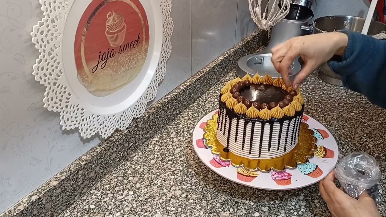 تورته مقاس ١٦ و٢ تورته العلبه بسعرها الجديد  🤗اللهم إن كان رزقي في السماء فانزله 🤲